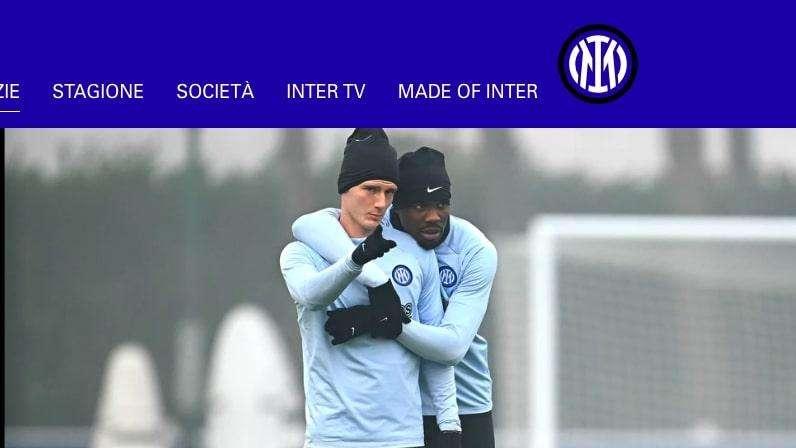 Inter, Pavard 'vede' la Lazio: ginocchio fasciato, ma il francese lavora con la squadra. E Thuram lo abbraccia 