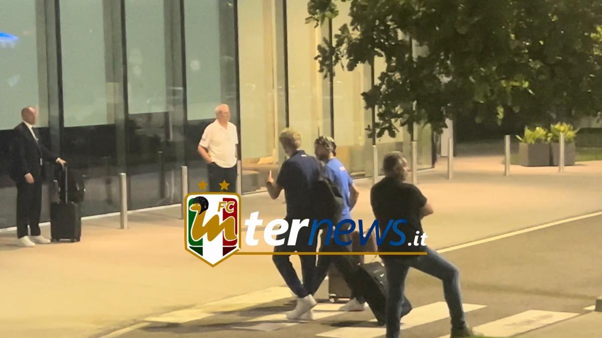 VIDEO - Inter in volo per Hong Kong, le immagini dell'arrivo a Malpensa