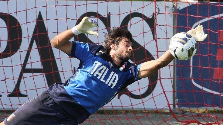 Handa in dubbio, United in pole. Idea Perin per la '1' nerazzurra, Mirante il 2°