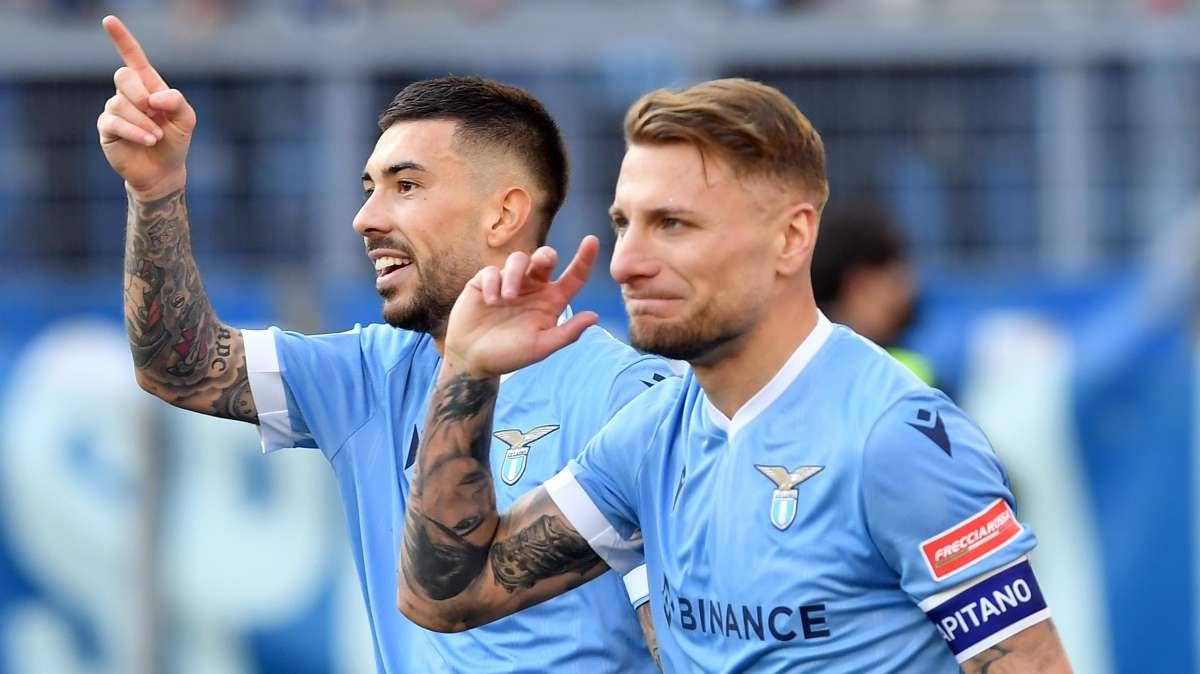 Serie A, tutto facile per la Lazio: 3-0 al Cagliari, i biancocelesti restano in scia alla Roma