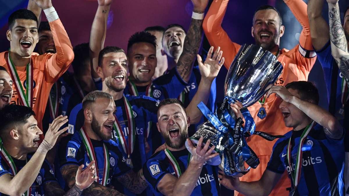 FOTO - Appiano, Inzaghi e la squadra in posa con la Supercoppa italiana prima dell'allenamento 