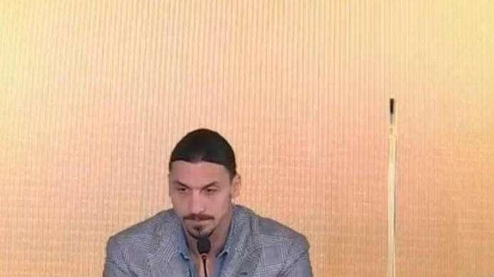 Ibra ironizza sul palco dell'Ariston: "Mancano 4 cantanti? Diamoli all'Inter, ma sarebbero utili pure al Milan"