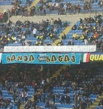 Striscioni in 2° blu: "Rispetto per i morti". Su Branca...