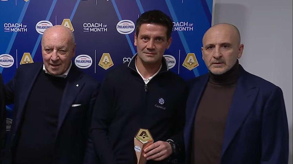 Cristian Chivu miglior allenatore del mese di dicembre: prima di Inter-Napoli, la consegna del premio