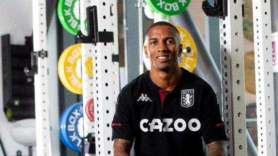 Aston Villa, il tecnico Smith accoglie Young: "Porterà esperienza, torna qui dopo uno Scudetto"