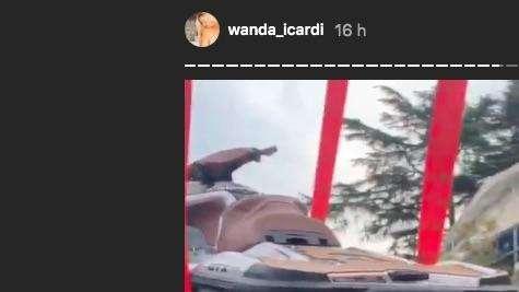 Piccolo incidente per Wanda Nara: si ribalta sul lago di Como a bordo della sua moto d'acqua e viene soccorsa