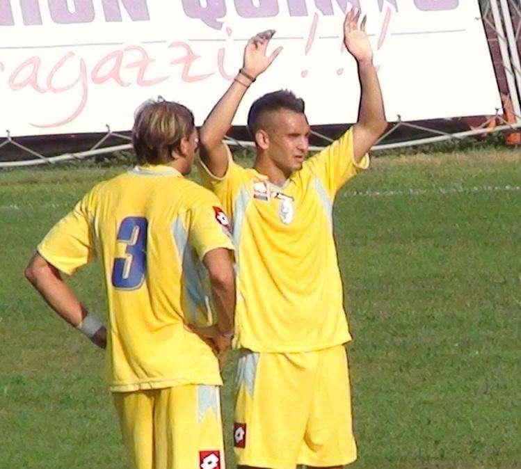 Esposito, maglia numero 3 