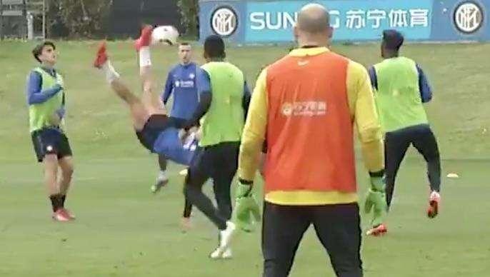 VIDEO - Lautaro affila le armi prima di Inter-Roma: rovesciata vincente in partitella