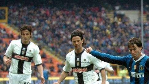 VIDEO - L'assolo di Maxwell acceca il Parma. Vieri e Milito a furia di triplette