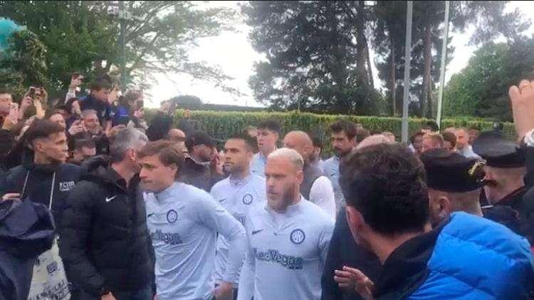 VIDEO - Invasione nerazzurra pre-derby ad Appiano: l'Inter incontra i tifosi. Barella e Dimarco in prima fila