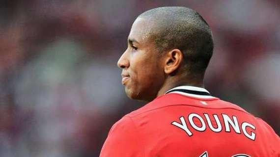 Sun - Inter su Young, la dirigenza del Man. United è preoccupata: l'obiettivo è non perderlo gratis a giugno