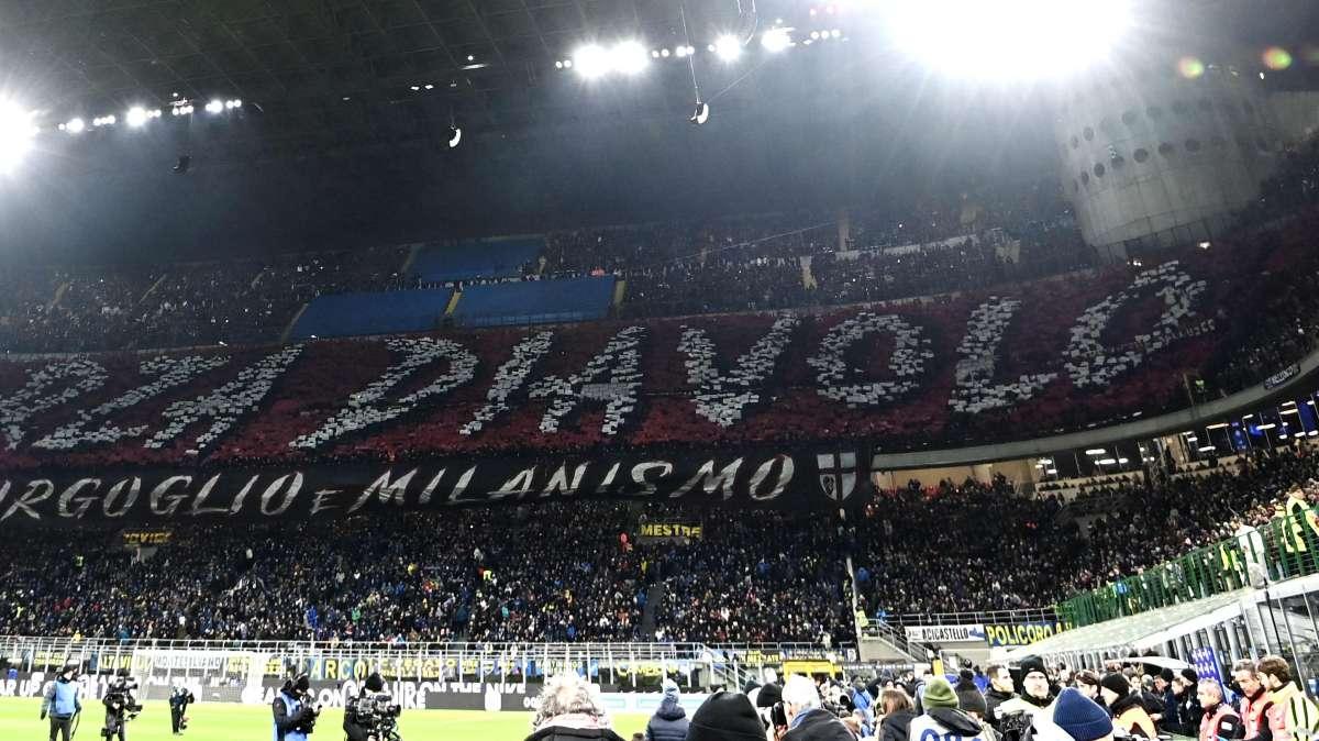 La pañolada preventiva della curva rossonera...