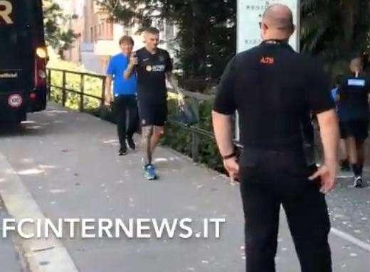 VIDEO - Lugano, seduta finita. Un tifoso a Icardi: "Non mollare, resta"