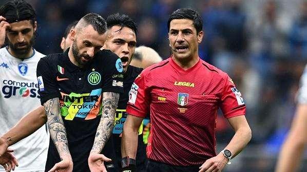 Inter-Empoli, la moviola - Manganiello distratto e impreciso. Il VAR lo salva su Barella-Parisi, poi non vede la spinta di Bandinelli 