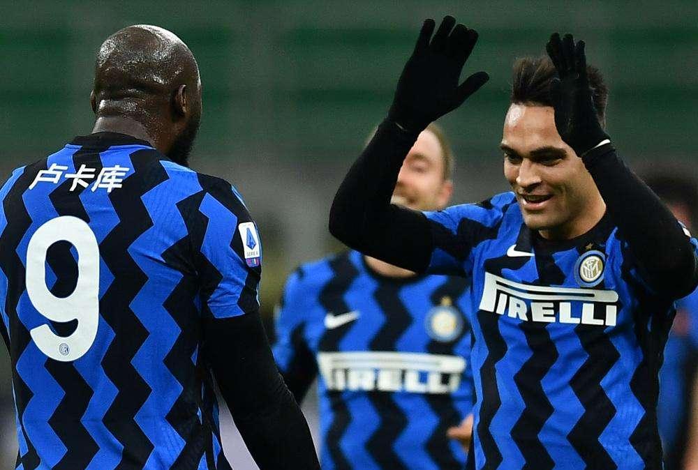Il sorpasso di San Valentino: Lukaku e Lautaro tornano a fare la voce grossa, Lazio battuta e Inter prima
