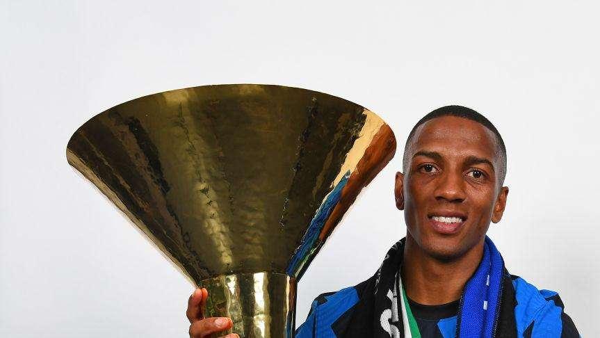 Mirror - L'Inter attende la risposta di Young per il rinnovo. Nel frattempo spunta il Burnley 