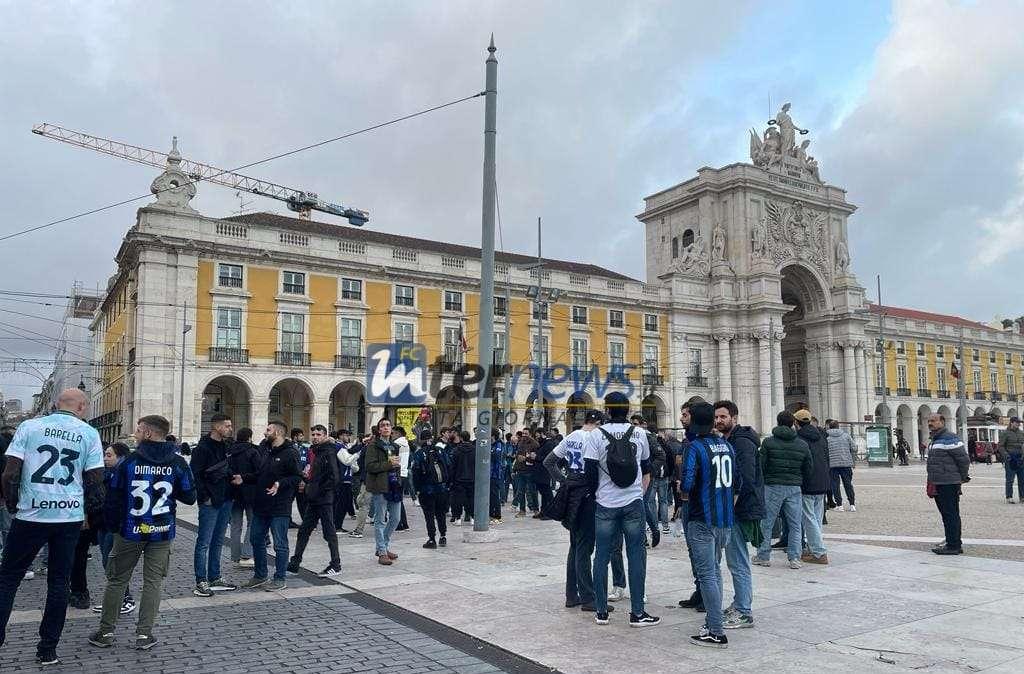 FOTOGALLERY - Benfica-Inter, Praça do Comércio si riempie di tifosi nerazzurri: le immagini