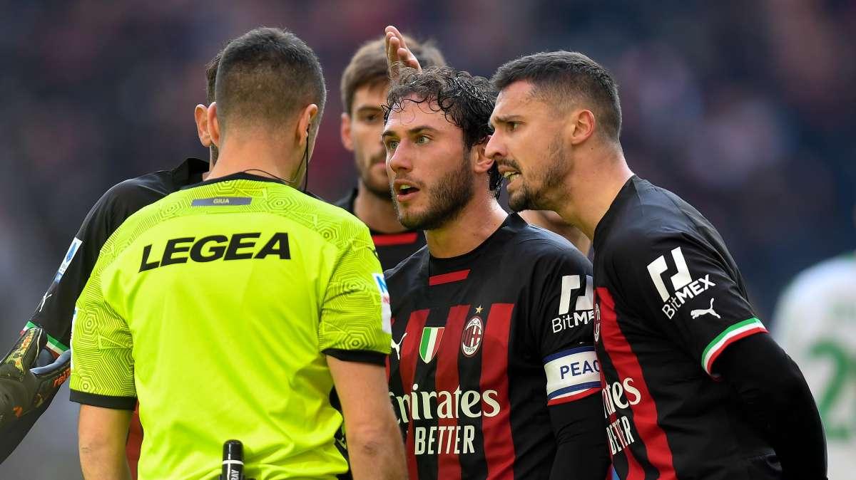 Milan, finale paradossale. San Siro fischia, la Curva Sud applaude: "Contro l'Inter vogliamo 11 leoni"