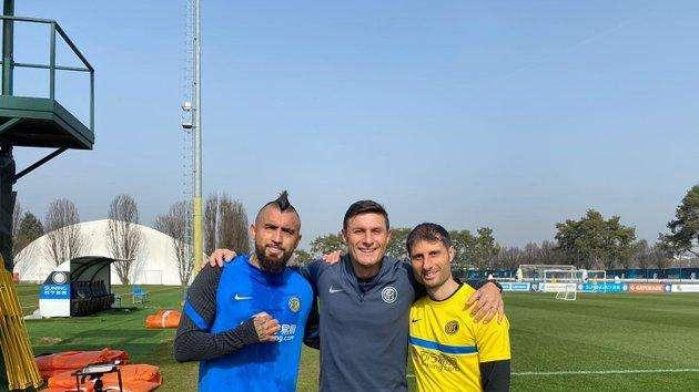 Vidal, allenamento speciale insieme a Zanetti: "Grazie per la compagnia, capitano"