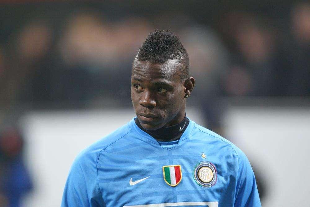 Balotelli adesso è solo: i compagni, Eto'o compreso, lo ignorano...