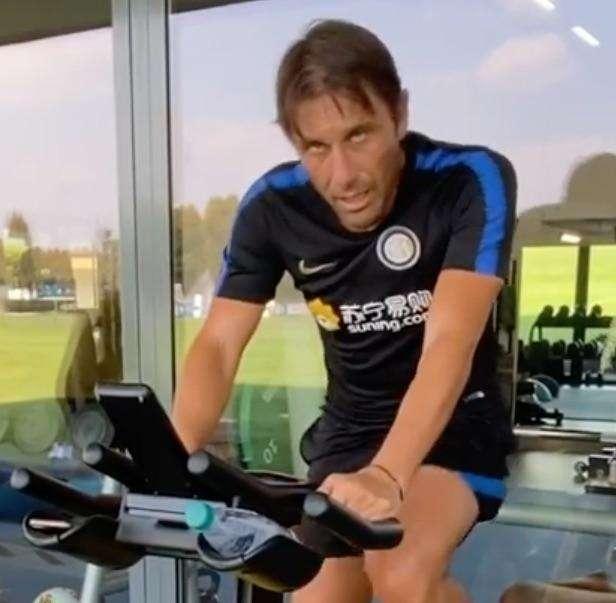 Appiano Gentile, Conte fatica sulla cyclette: "Allenamento anche per me oggi"