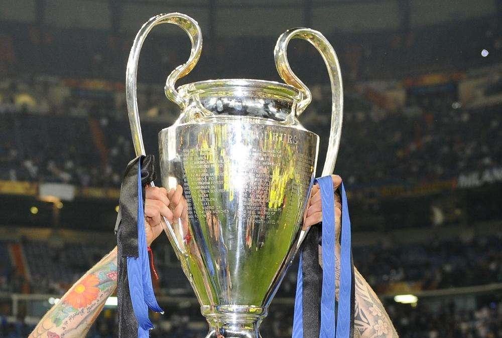 Una foto con la Coppa dei Campioni, per Emergency