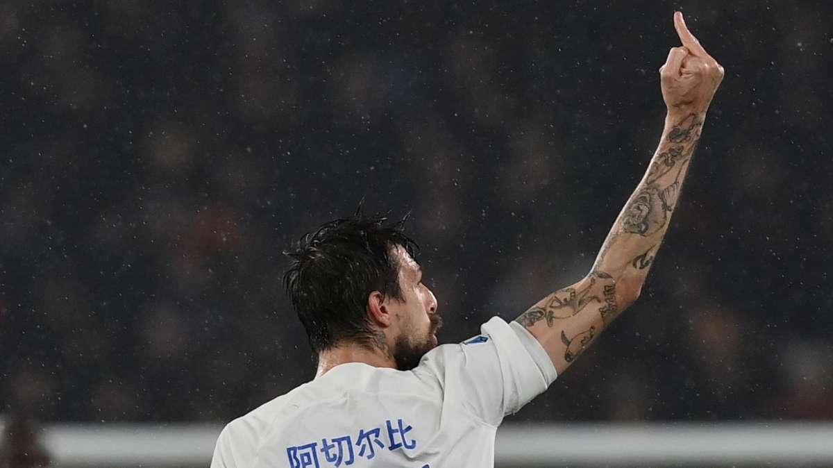 Gestaccio ai tifosi della Roma, procedimento federale contro Acerbi: rischio multa o squalifica