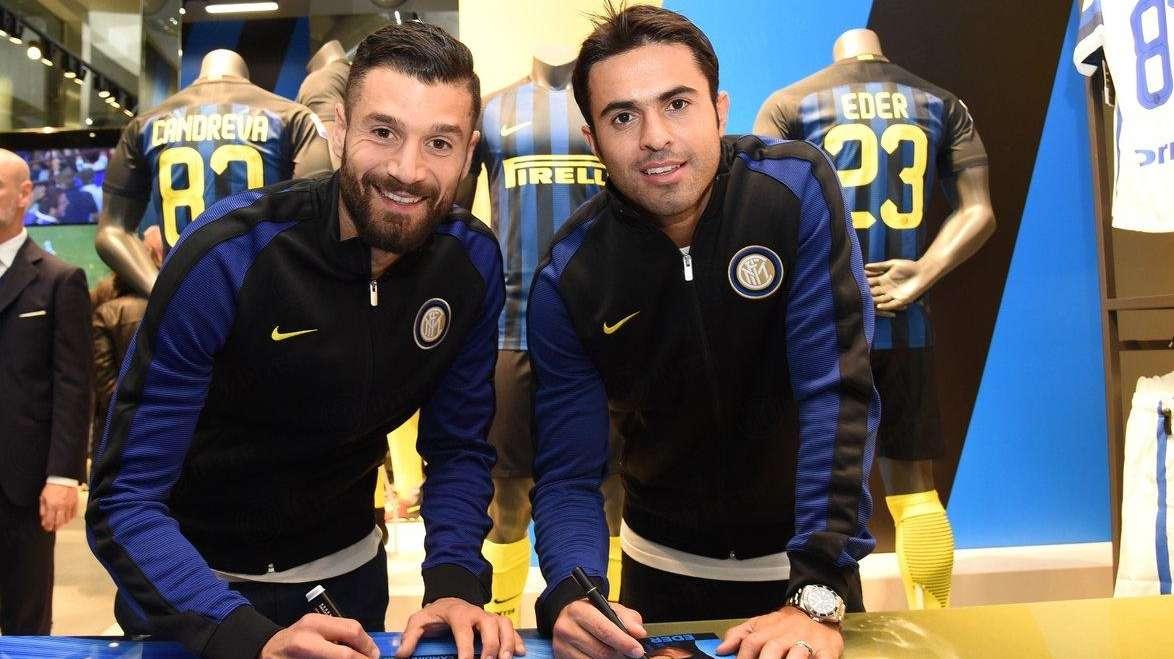 FOTO - Candreva ed Eder all'Inter Store con i tifosi
