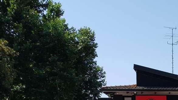 Euforia ad Appiano, tensione a Milanello: 50 tifosi rossoneri fuori dai cancelli e nessun giocatore si ferma