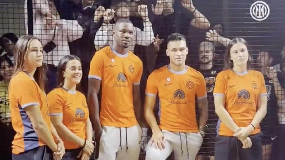 VIDEO - Si alza il velo sulla terza maglia, l'Inter: "In arancione per la 14esima volta nella storia"