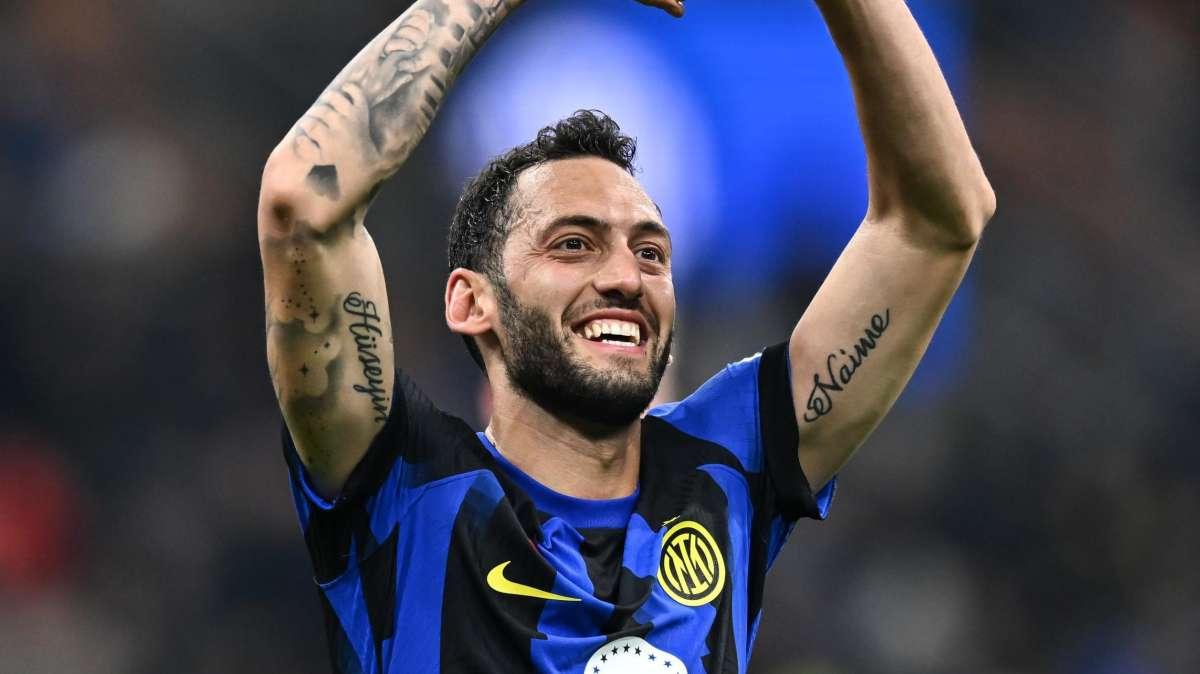 Sky - Calhanoglu, compleanno con allenamento: i tifosi gli dedicano uno striscione