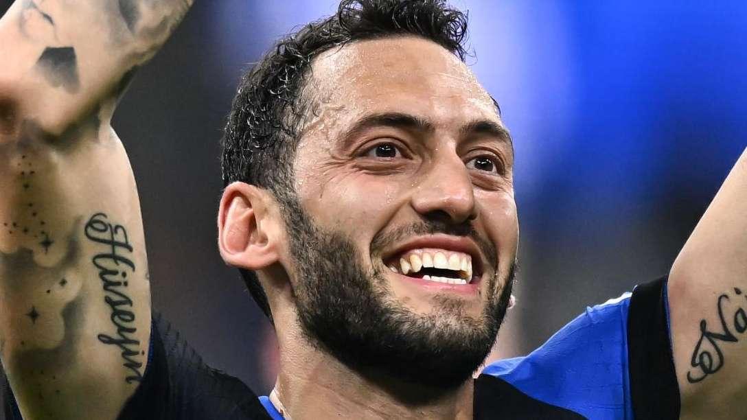 Balotelli stravede per Calhanoglu: "Tra i tre più forti centrocampisti al mondo, lo preferisco a Rodri"