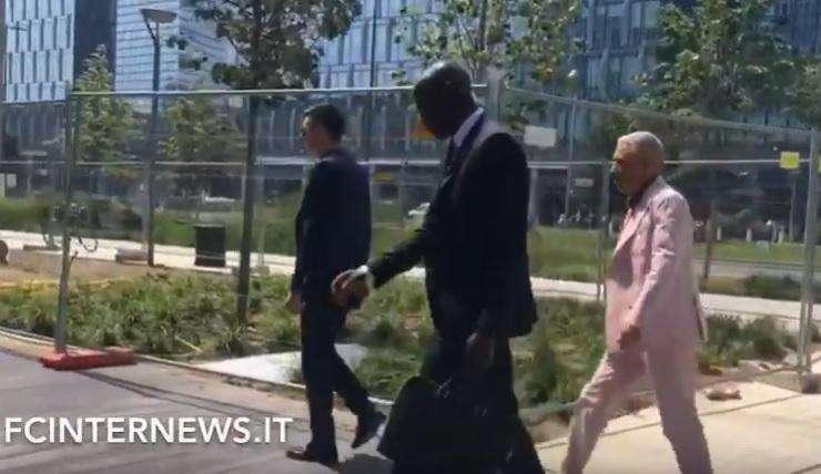 VIDEO - Damiani e Niang in sede per la firma di Agoume