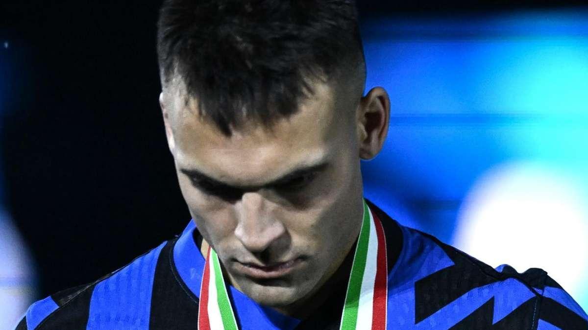VIDEO - Lautaro, gesto da capitano: abbraccio a tutti i compagni dopo la consegna delle medaglie