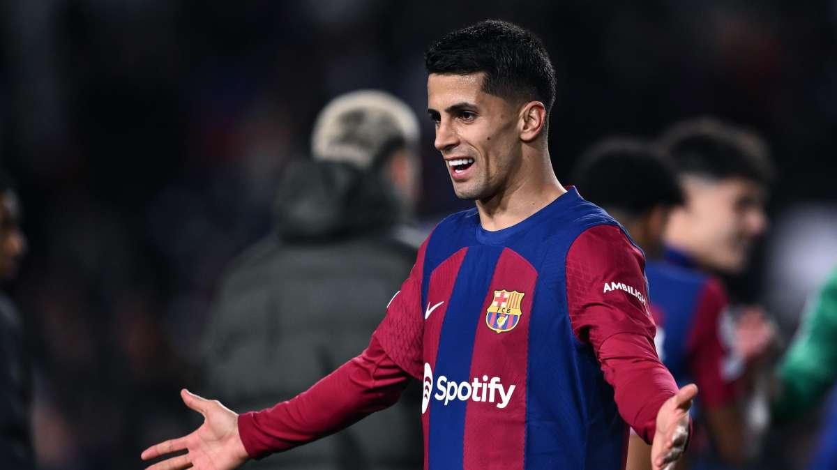 Scade il prestito di Cancelo al Barça. I catalani salutano il portoghese, ma poco dopo cancellano il comunicato