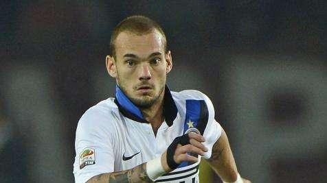 Sneijder non ha gradito il cambio: gesto di stizza e...