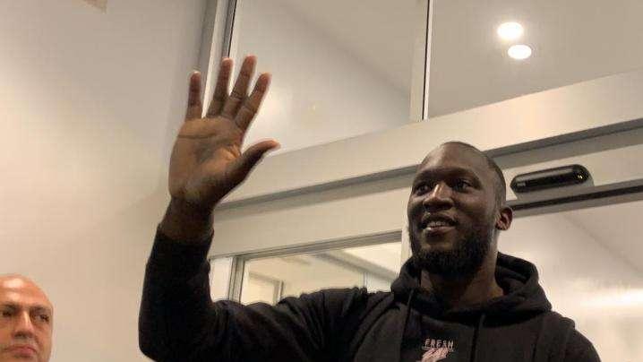 Sulle spalle di Lukaku. Maglia numero 9, San Siro pieno e un carico di gol: Romelu va veloce, l'Inter è già sua