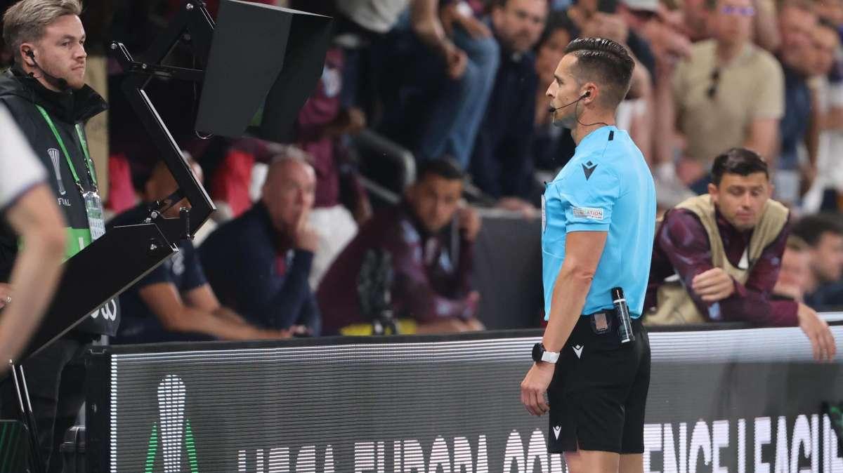 No dell'IFAB alla trasmissione in diretta dei dialoghi arbitro-VAR: "Il calcio non è il rugby"