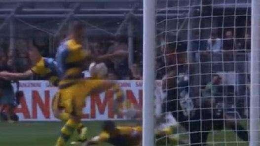 Inter-Parma - Manganiello troppo impreciso. Dimarco sulla linea: più braccio che corpo