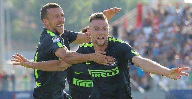 L'Inter vince a Crotone grazie a Skriniar e Perisic. Ed è prima in solitaria