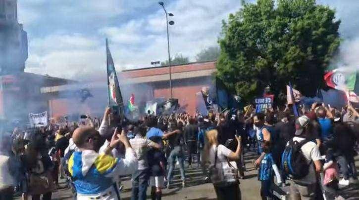 VIDEO - Festa Inter, delirio al passaggio del pullman dei nerazzurri