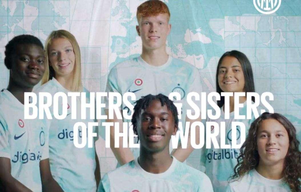 VIDEO - L'Inter mette in vendita la seconda maglia (con sponsor): "Il mondo è il nostro campo di gioco"