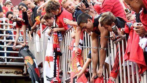 FOTO - Zanetti, tanti autografi ai fan dello United