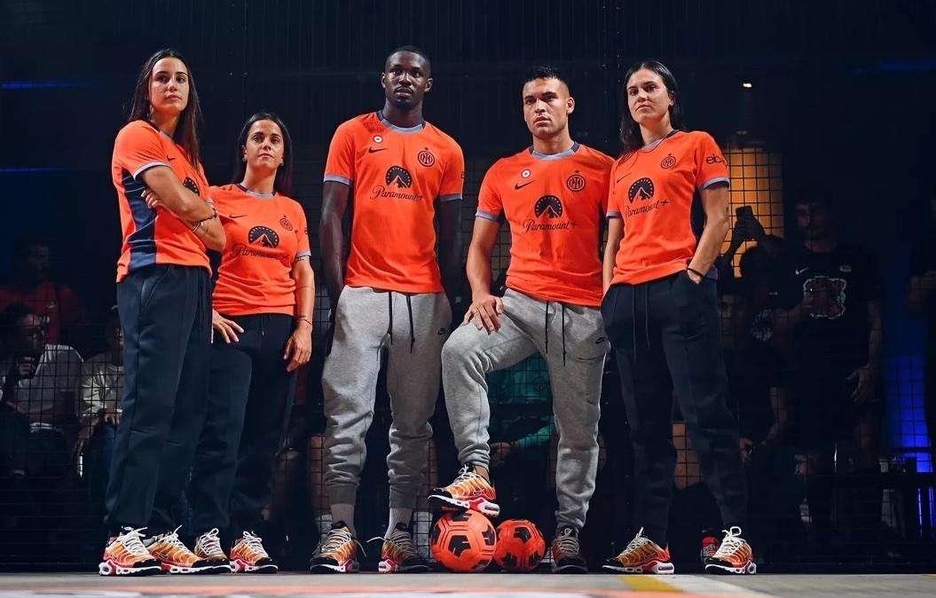 FOTO - Milano Fashion Week, Inter e Nike svelano la nuova terza maglia 2023-24: Lautaro e Thuram tra i testimonial 