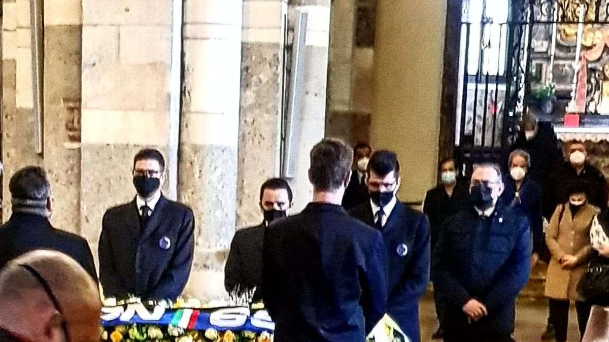 Funerali Bellugi, sciarpa nerazzurra sul feretro. Dirigenti, tifosi e appassionati nella Basilica