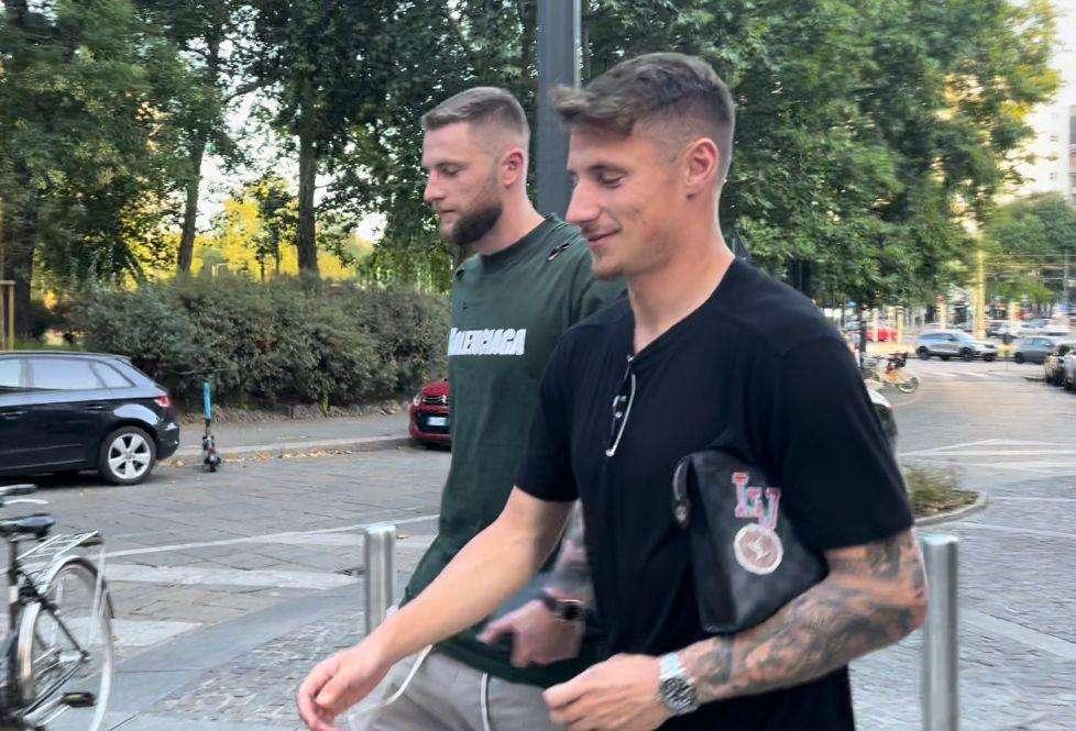 Skriniar e Pinamonti in centro a Milano. In attesa di novità sul proprio futuro