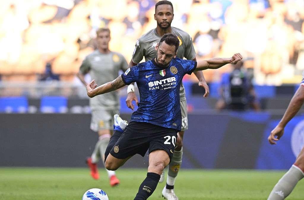 Inter, Calhanoglu in gol al primo tiro tentato. È l'ottavo da fuori area in A