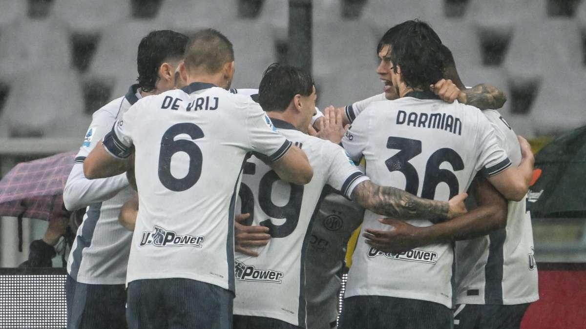 L'Inter ha ancora voglia: 2-0 limpido dei nerazzurri che battono il Torino e mettono un po' di pressione al Napoli