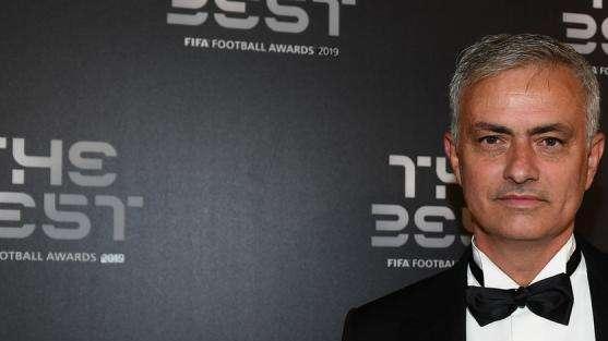 Mourinho annuncia: "Violerò le norme sul distanziamento per abbracciare Ancelotti"