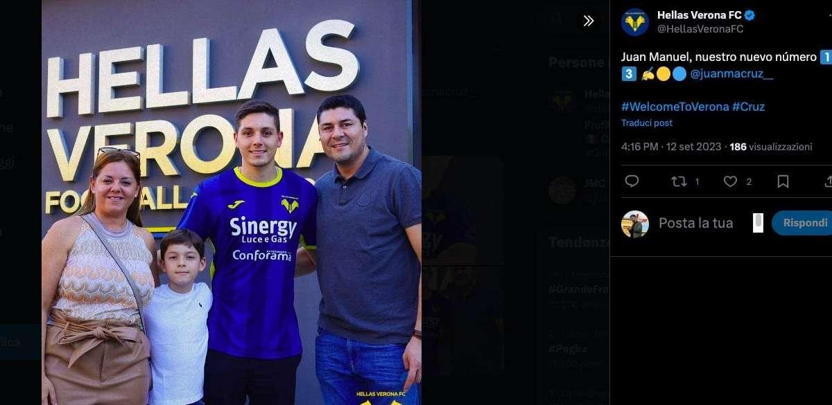 UFFICIALE - Juan Manuel Cruz è del Verona: l'attaccante posa con El Jardinero e la famiglia al completo